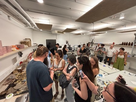 Udeleženci delavnice med vodenim ogledom Izolane – hiše morja